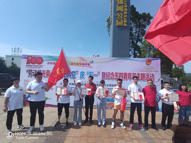 “勞動(dòng)光榮，青春心向黨